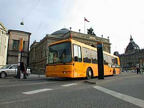 Bus på Kgs. Nytorv, København
d. 05.05.03. Foto: Helge Bay