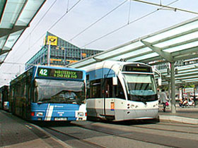 Bus- og letbaneterminal i Saarbr&uuml;cken. 
Foto Helge Bay, d. 20.08.02