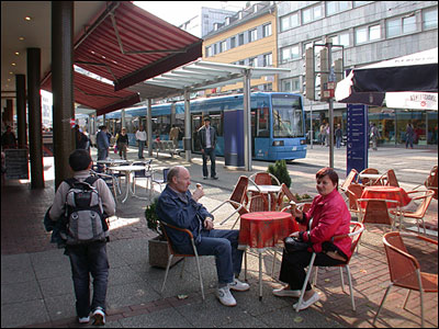 G&aring;gade med travl letbane.
foto: Helge Bay